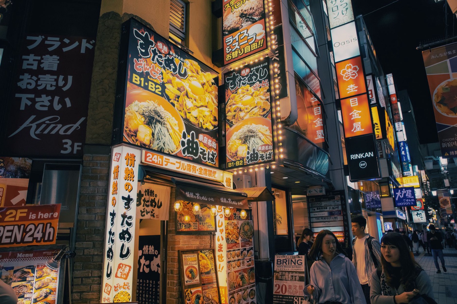 夜の日本の商店街のネオンサイン
