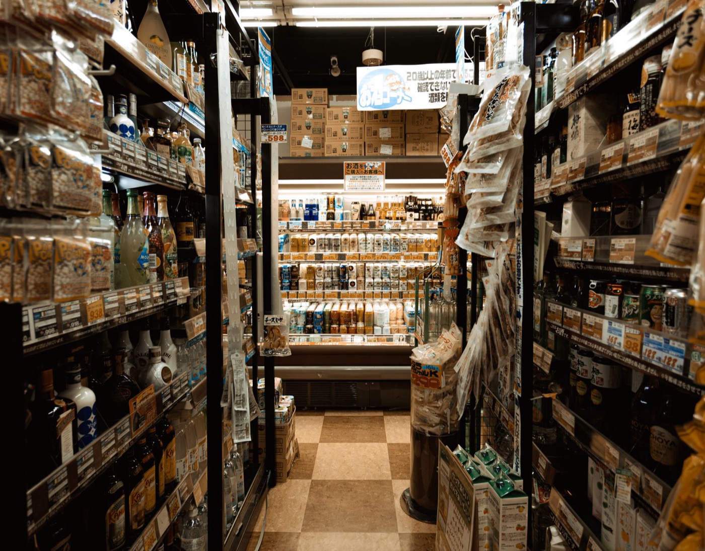 商品が並ぶ店内の通路